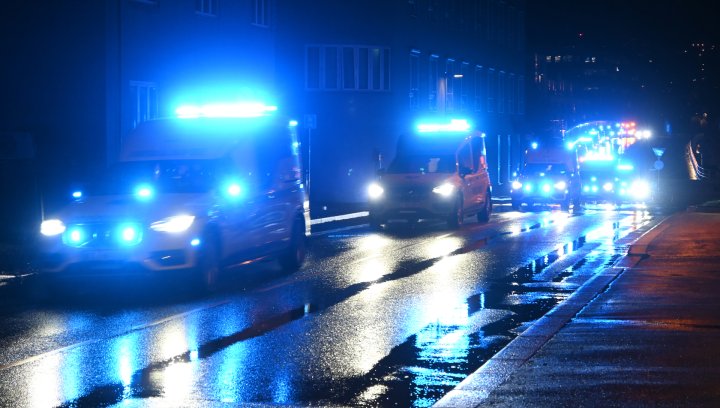 Bilde av kolonne med ambulanser som flytter pasienter til nye Drammen sykehus.