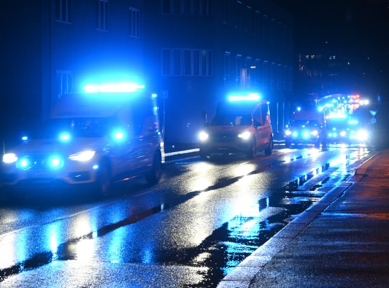 Bilde av kolonne med ambulanser som flytter pasienter til nye Drammen sykehus.