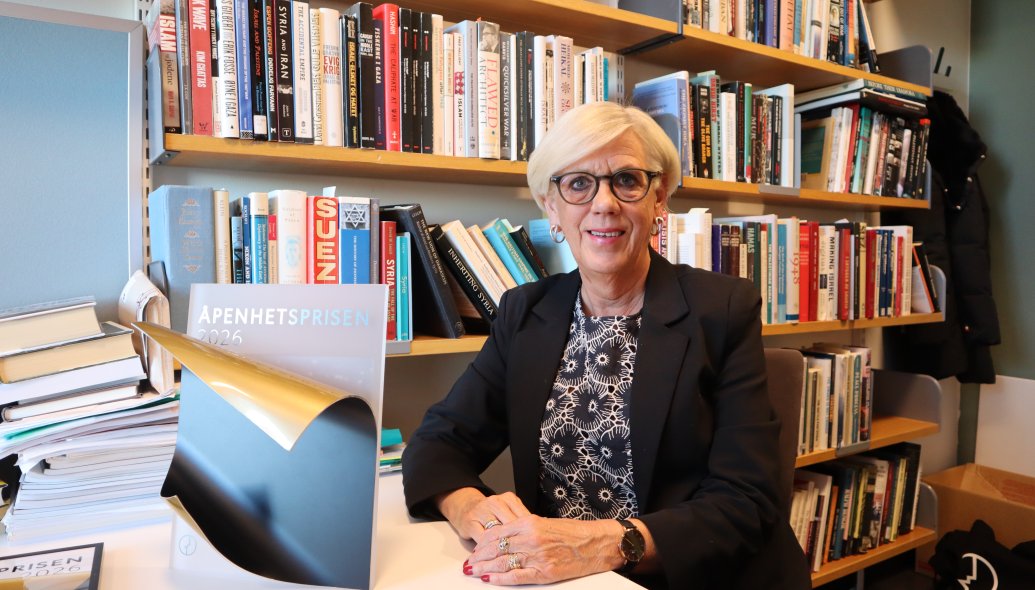 Hilde Henriksen Waage med Åpenhetsprisen.