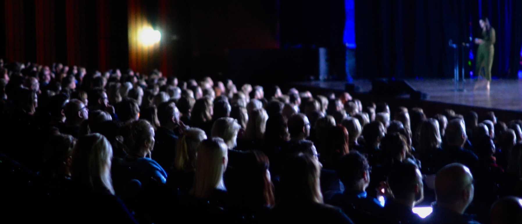 Oversiktsbilde av publikum i salen fra Kommunikasjonsdagen 2019.