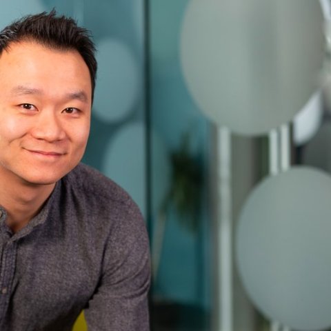 Portrettfoto av Allan Chan. Han smiler og ser rett i kamera.