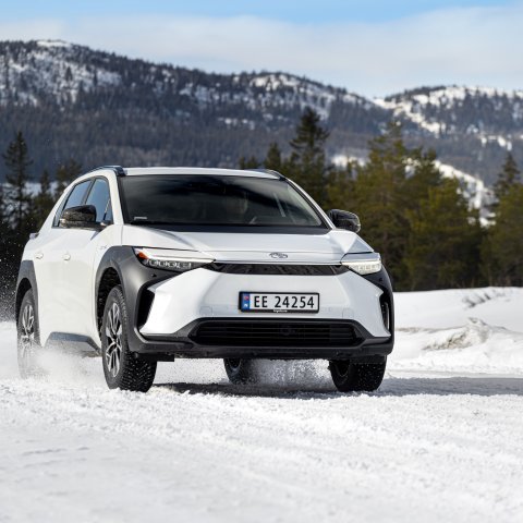 Illustrasjonsbilde av en Toyotas første elbil.