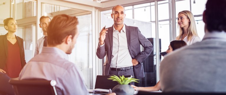 businessmann snakker i møte foto istock