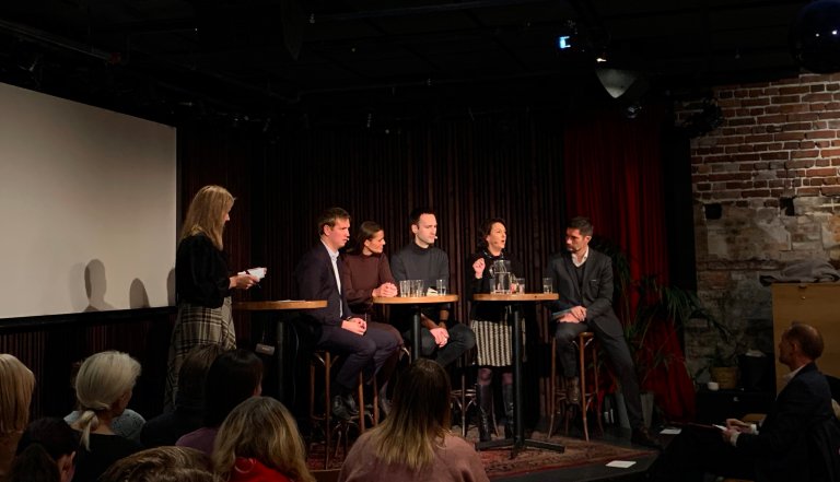 Panelet som snakket på frokostmøtet. Deltakerne sitter ved siden av hverandre bak ståbord. Panelet bestod av Olav Magnus Linge, Zynk, Kathinka Koch Sommerseth, markedsdirektør i Storebrand, Kristian Skard, Try Råd, Inger Sethov, kommunikasjonsdirektør i Hydro og Lars Magne Sunnanå, leder for digital kommunikasjon i Equinor.