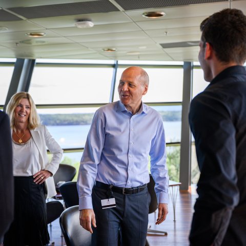Foto av konsernsjef i Telenor Sigve Brekke og kommunikasjonsdirektør Gry Rohde Nordhus.
