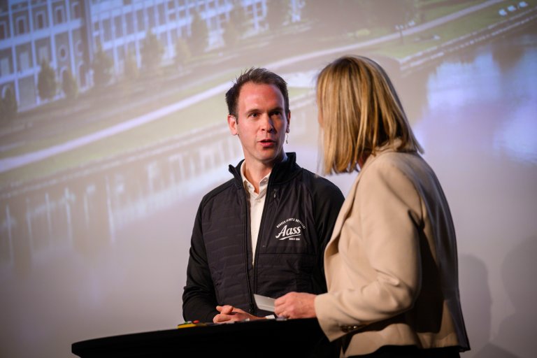 Lauritz Aass, toppsjef i Aass Lauritz Aass, toppsjef i Aass Bryggeri, sammen med daglig leder i Kommunikasjonsforeningen, Anne-Lise Mørch von der Fehr. Foto: Skjalg Vold