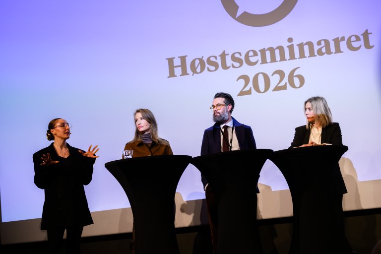 Fra venstre: Rebecca Goodwill (PR-rådgiver for Nora Haukland), Eva Sannum (partner i Sannum og Bergestuen), Dennis Ravndal (krimjournalist i NRK) og Eva-Therese Grøttum (nyhetsleder i VG). Foto: Skjalg Vold.