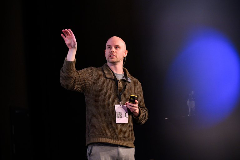 Adam Tzur, KI- ekspert og redaktør i Alavisen forteller om Kunstig intelligens i arbeidshverdagen. Foto: Skjalg Vold.
