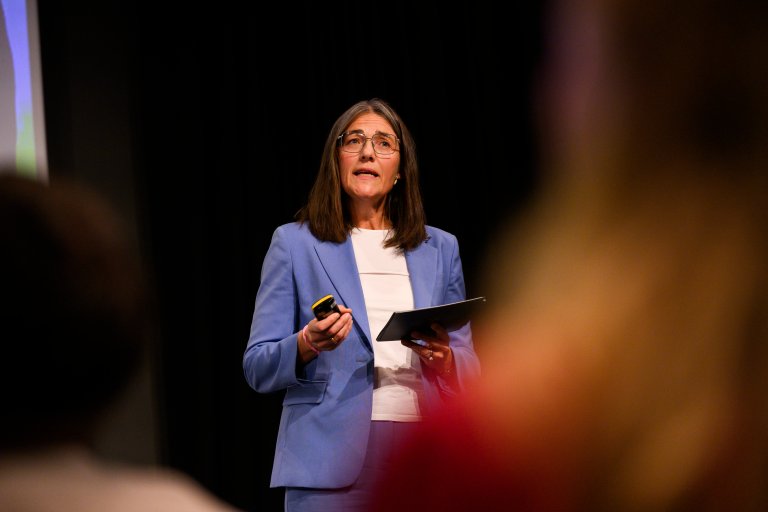 Anne Kristin Hjukse, kommunikasjonssjef ved Statsministerens kontor, forteller om hvordan de forbereder seg på kriser. Foto: Skjalg Vold.