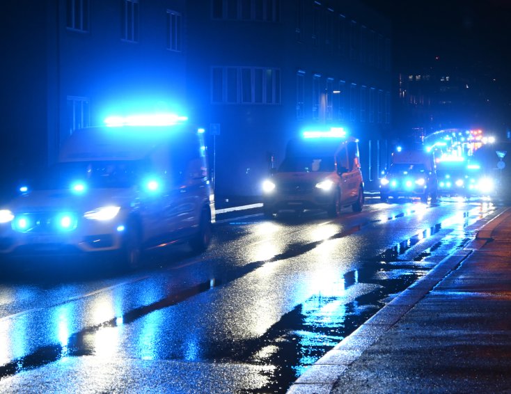 Bilde av kolonne med ambulanser som flytter pasienter til nye Drammen sykehus.