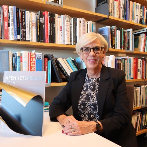 Hilde Henriksen Waage med Åpenhetsprisen.
