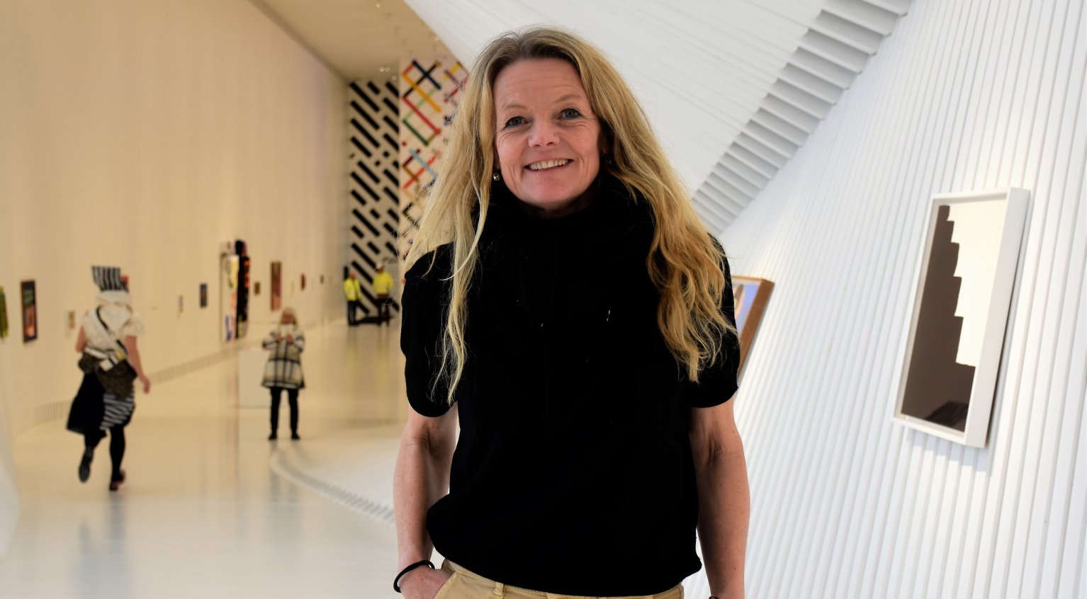 Birgitte Espeland, direktør ved Kistefos, inne i museet, smiler.