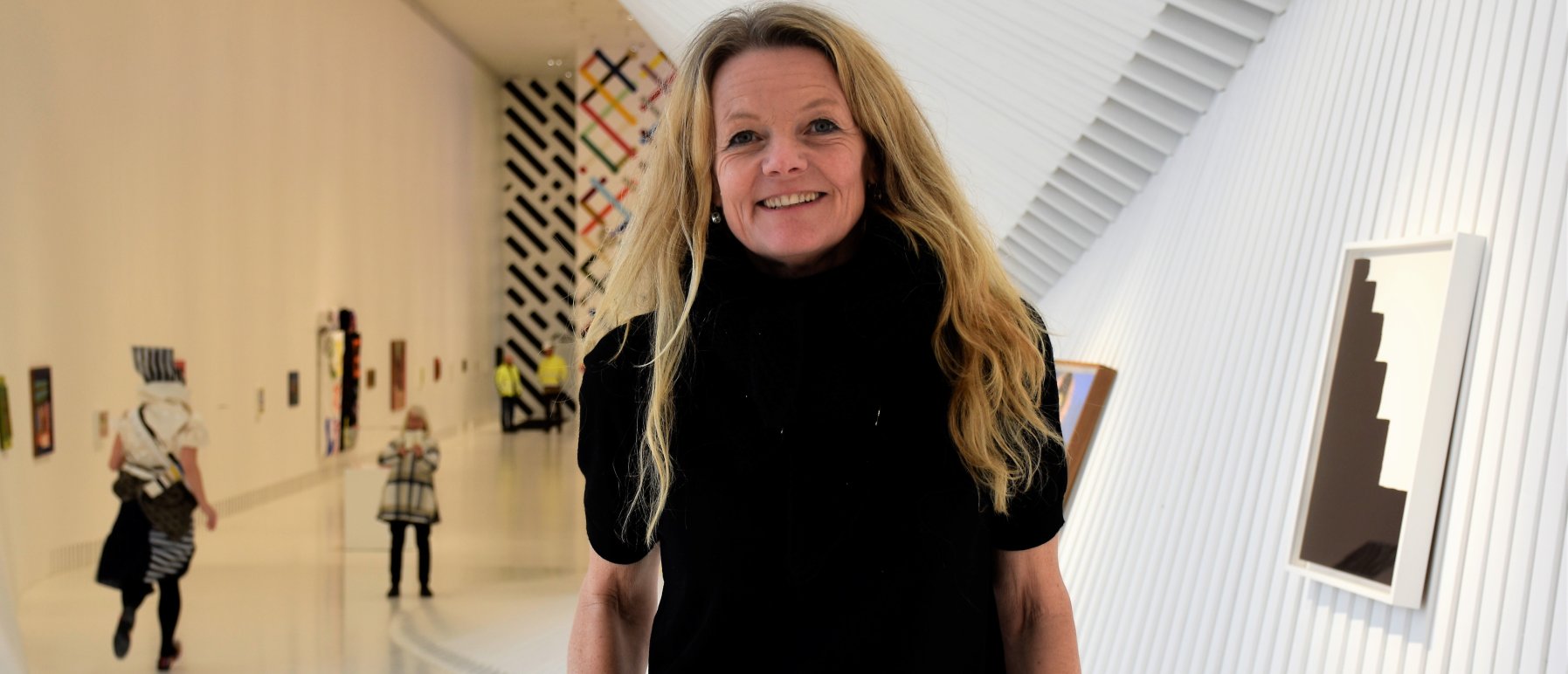 Birgitte Espeland, direktør ved Kistefos, inne i museet, smiler.