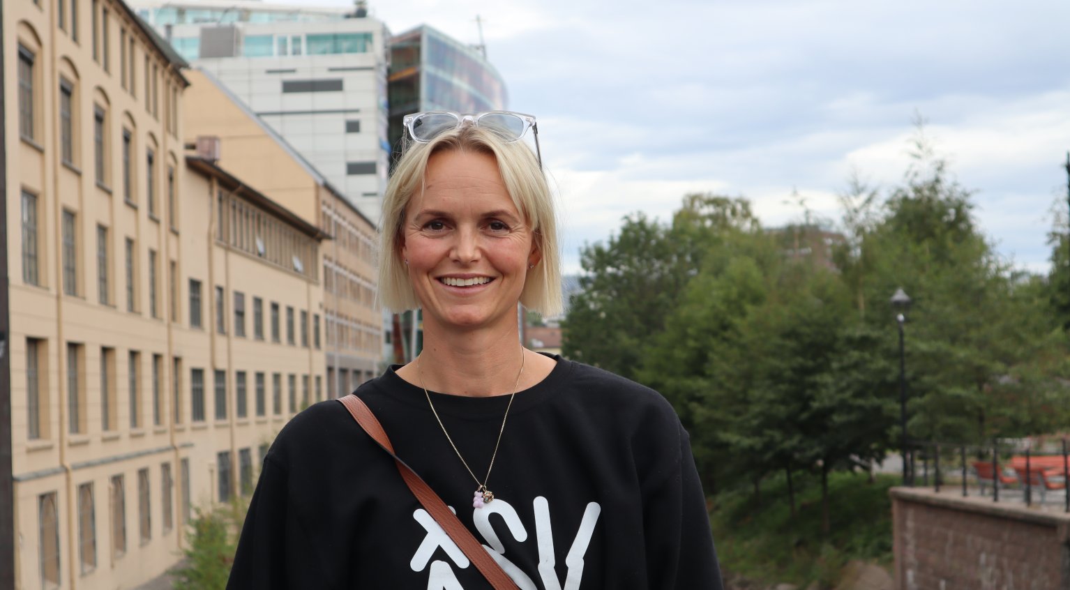 Portrett av Anne Marte Rud Evang, utendørs, hun smiler.