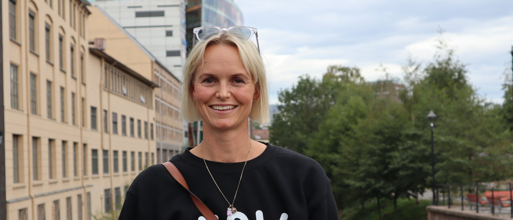 Portrett av Anne Marte Rud Evang, utendørs, hun smiler.