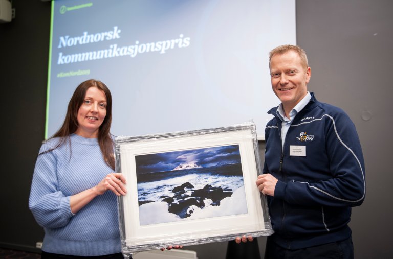 Bildet viser daglig leder i Arctic Race of Norway, Knut-Eirik Dybdal, med juryleder Katarina Belsom under prisutdelingen 13. november i Bodø.