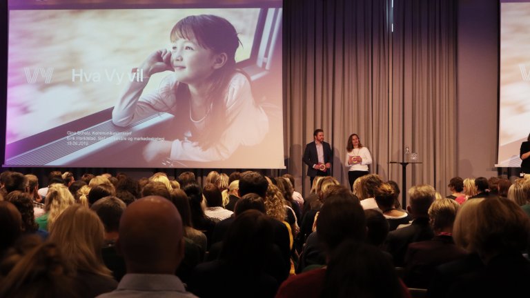Gina Scholz og Eirik Harildstad fra Vy holder foredrag på Høstseminaret 2019