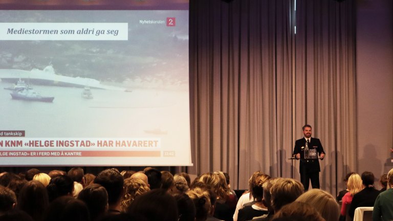 Thomas Gjesdal fra Sjøforsvaret holder foredrag på hovedscenen under Høstseminaret 2019