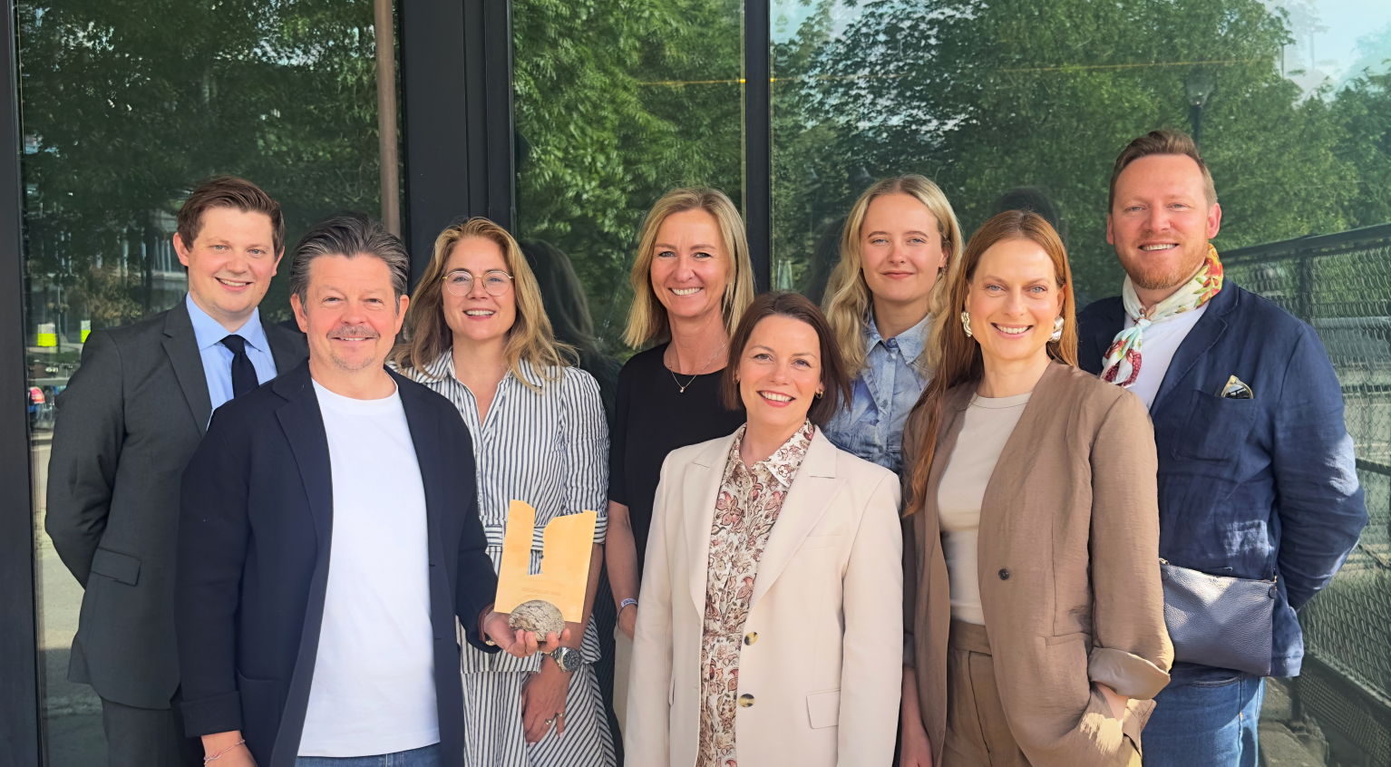 I bildet fra venstre: Andreas R K Jacobsen (EY), Ole Henrik Stubberud (Geelmuyden Kiese), Kristina Tangeraas Skogen (NoA Anorak), Anne-Lise Mørch von der Fehr (Kommunikasjonsforeningen), Vibeke Lewin (Zynk), Johanne Akerø (Abelia) Susanne Lende (Demokratiuka), Snorre Martinsen (Bureau). Nina Gade Tenvik (Kampanje Media), Øistein Mjærum (DSB) og Fritjof Angel Nerby (EY) var ikke tilstede når bildet ble tatt.