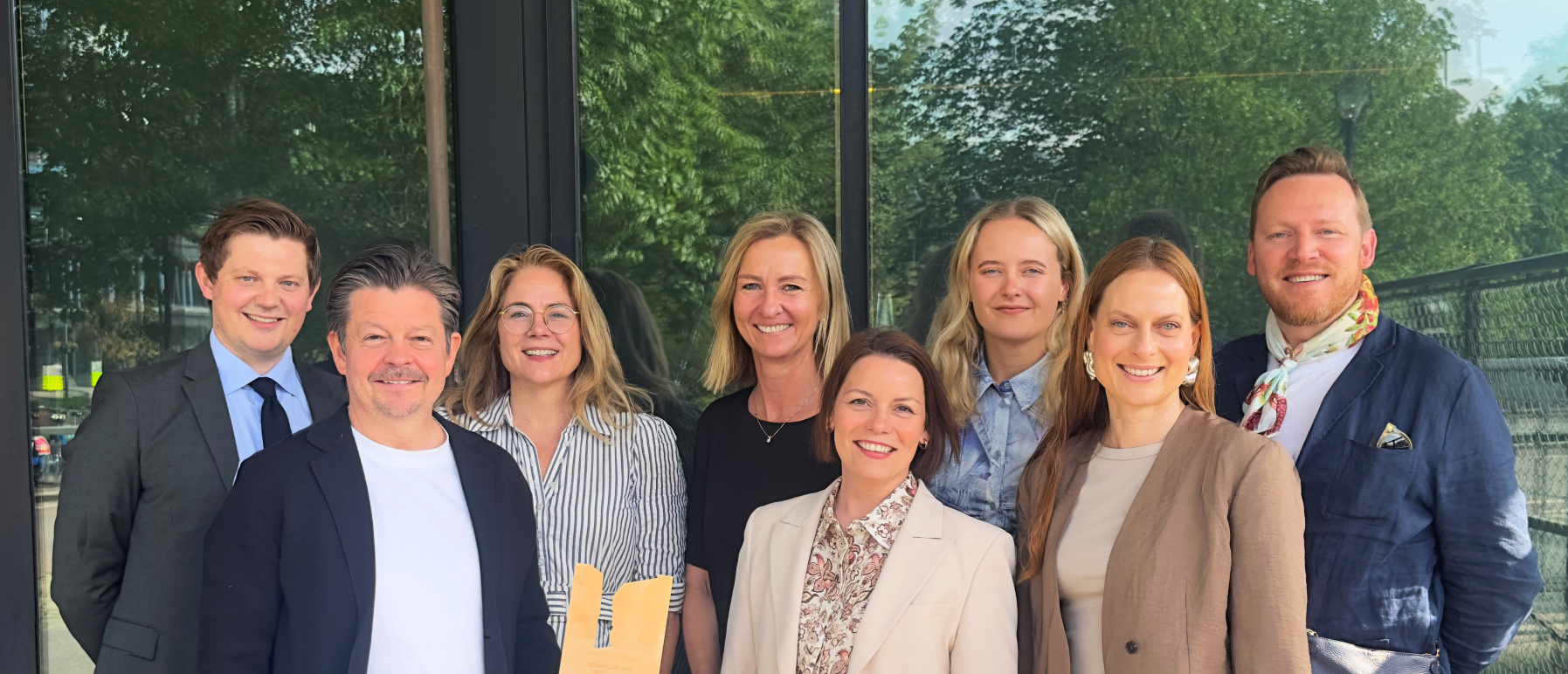 I bildet fra venstre: Andreas R K Jacobsen (EY), Ole Henrik Stubberud (Geelmuyden Kiese), Kristina Tangeraas Skogen (NoA Anorak), Anne-Lise Mørch von der Fehr (Kommunikasjonsforeningen), Vibeke Lewin (Zynk), Johanne Akerø (Abelia) Susanne Lende (Demokratiuka), Snorre Martinsen (Bureau). Nina Gade Tenvik (Kampanje Media), Øistein Mjærum (DSB) og Fritjof Angel Nerby (EY) var ikke tilstede når bildet ble tatt.