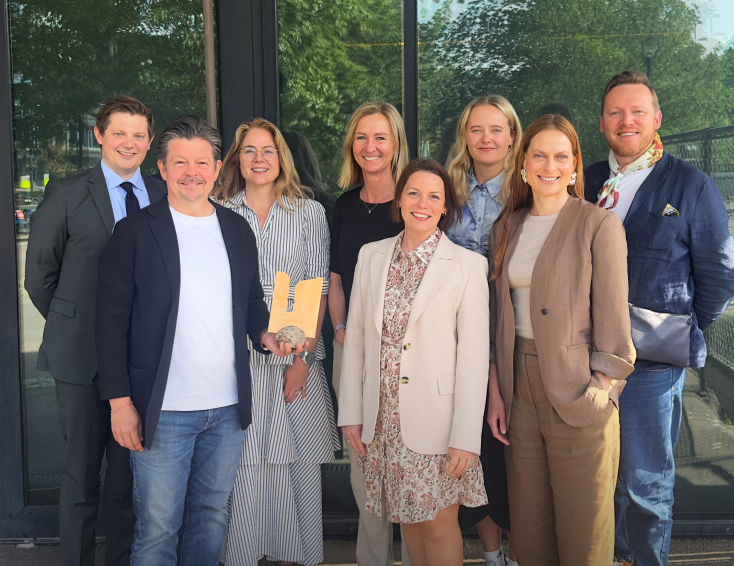 I bildet fra venstre: Andreas R K Jacobsen (EY), Ole Henrik Stubberud (Geelmuyden Kiese), Kristina Tangeraas Skogen (NoA Anorak), Anne-Lise Mørch von der Fehr (Kommunikasjonsforeningen), Vibeke Lewin (Zynk), Johanne Akerø (Abelia) Susanne Lende (Demokratiuka), Snorre Martinsen (Bureau). Nina Gade Tenvik (Kampanje Media), Øistein Mjærum (DSB) og Fritjof Angel Nerby (EY) var ikke tilstede når bildet ble tatt.
