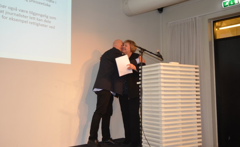 Sven Egil Omberg og Elin Floberghagen klemmer på scenen.