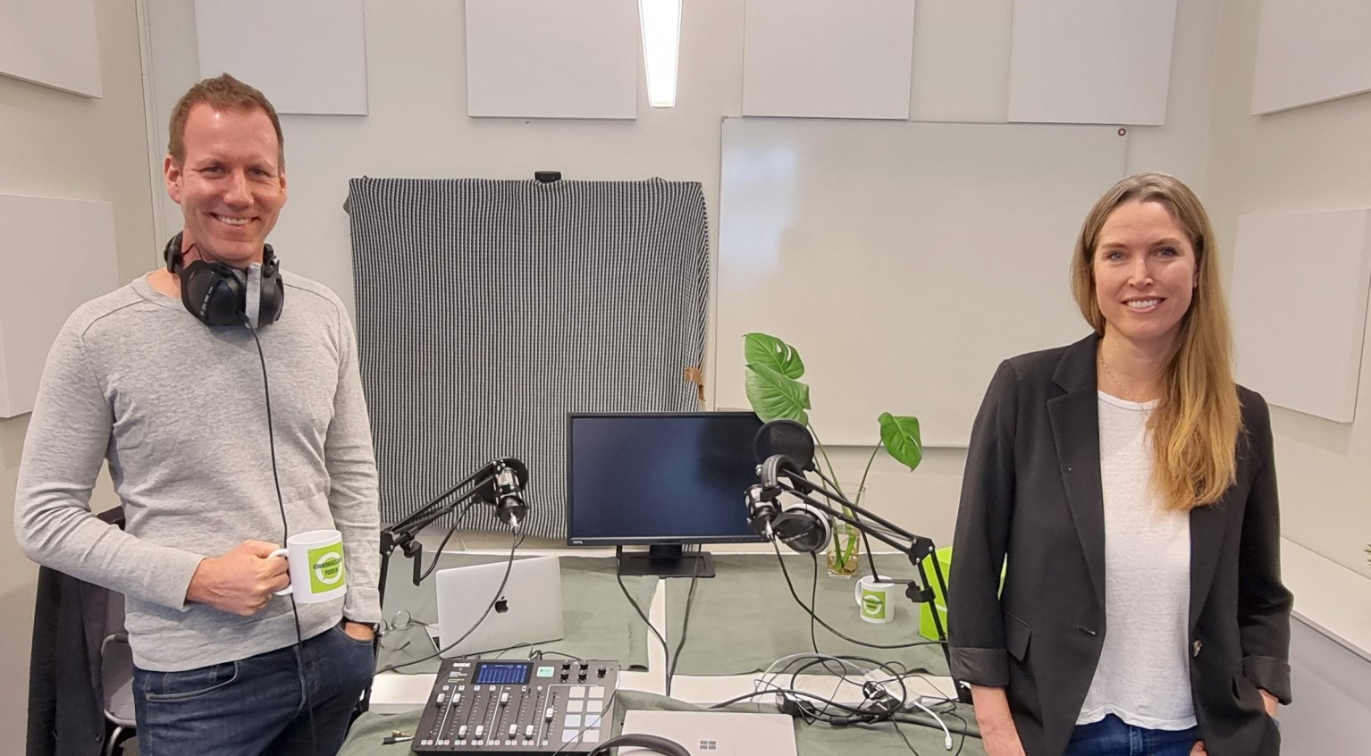 Eirik Bergesen og Mari Mellum i podkaststudio