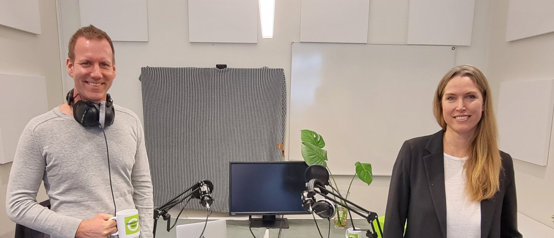 Eirik Bergesen og Mari Mellum i podkaststudio