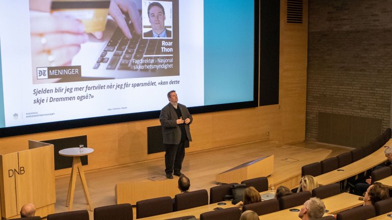 Seminar om cybersikkerhet. Roar Thon, Nasjonal sikkerhetsmyndighet, holder foredrag.