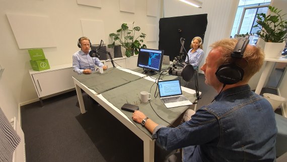 Foto fra innspillingen av femte episode av Kommunikasjonspodden. T.v. Kristoffer Egeberg, ansvarlig redaktør for Faktisk, Mari Mellum, redaktør for Kommunikasjonsforeningens kanaler og Eirik Bergesen, programleder. 