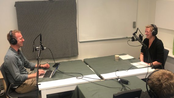 Eirik Bergesen i studio med professor i teknologiledelse, Tale Skjølsvik, under innspillingen av andre episode av Kommunikasjonspodden.