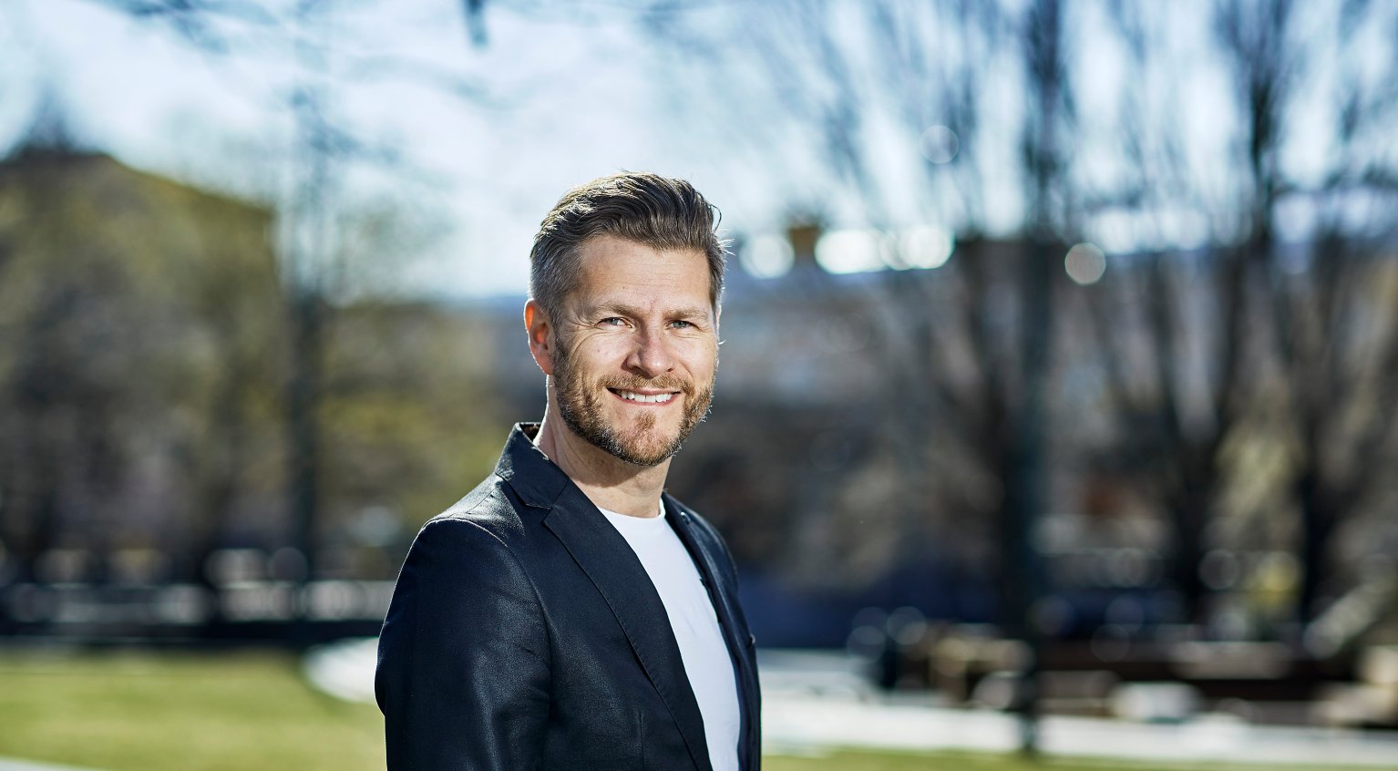 Svein Inge Leirgulen, portrettbilde utendørs, han smiler.