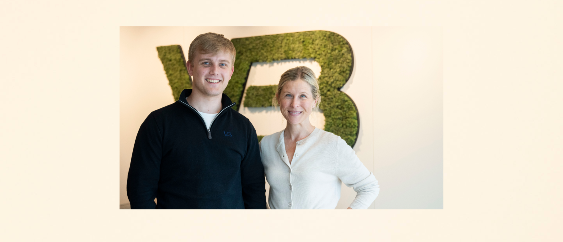 Digital kommunikasjonsrådgiver Andreas Vikøren og markeds og kommunikasjonssjef Henriette Gill i VB Gruppen.