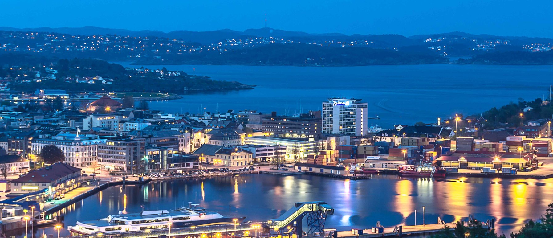 Bilde av Kristiansand i blått kveldslys.