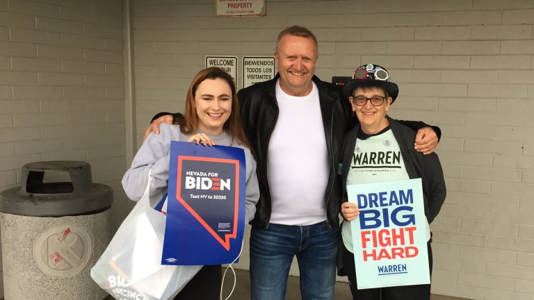 Kjell Terje Ringdal mellom to amerikanske kvinner med plakater for henholdsvis Biden og Warren