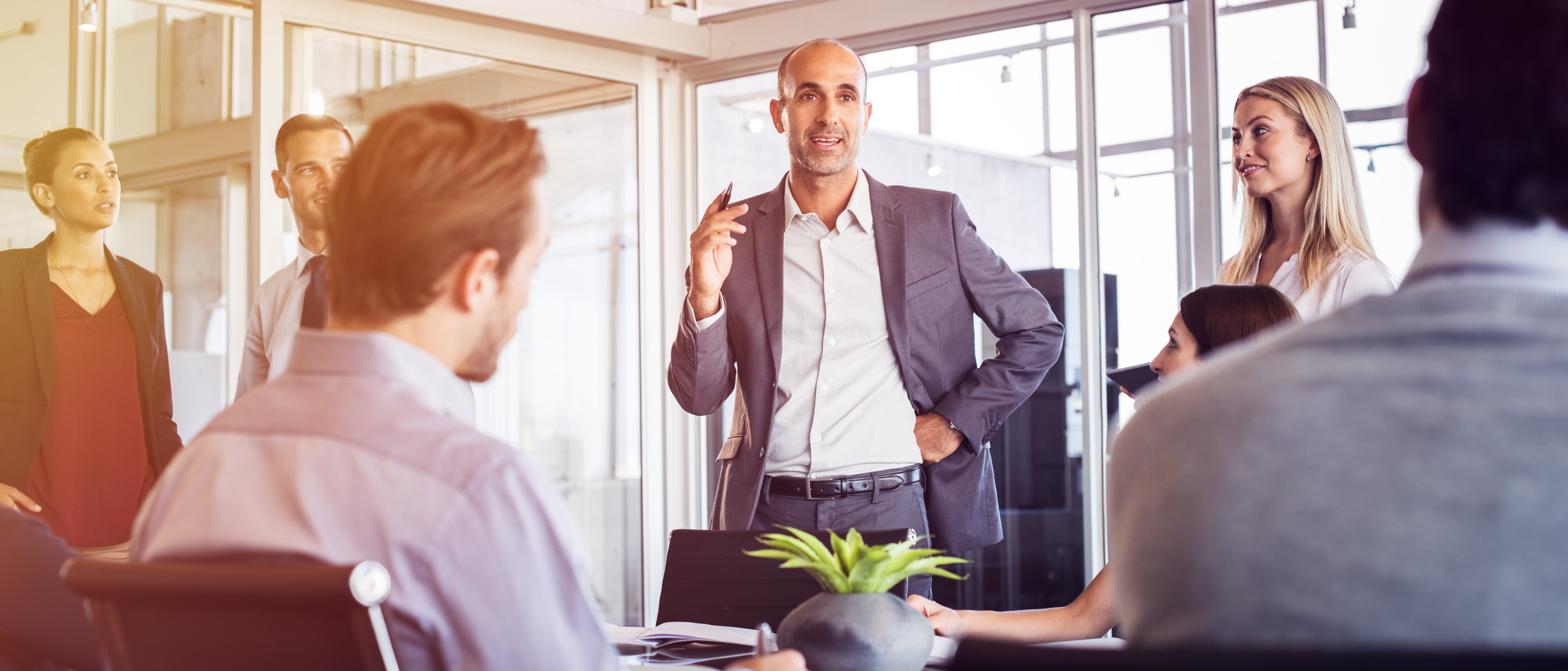 businessmann snakker i møte foto istock
