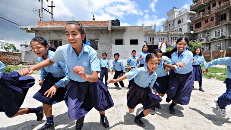 Skolebarn i lek i Nepal.