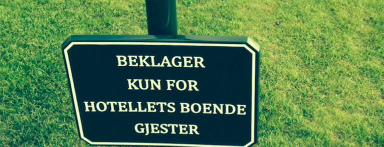 Skilt der det står "Beklager kun for hotellets boende gjester"