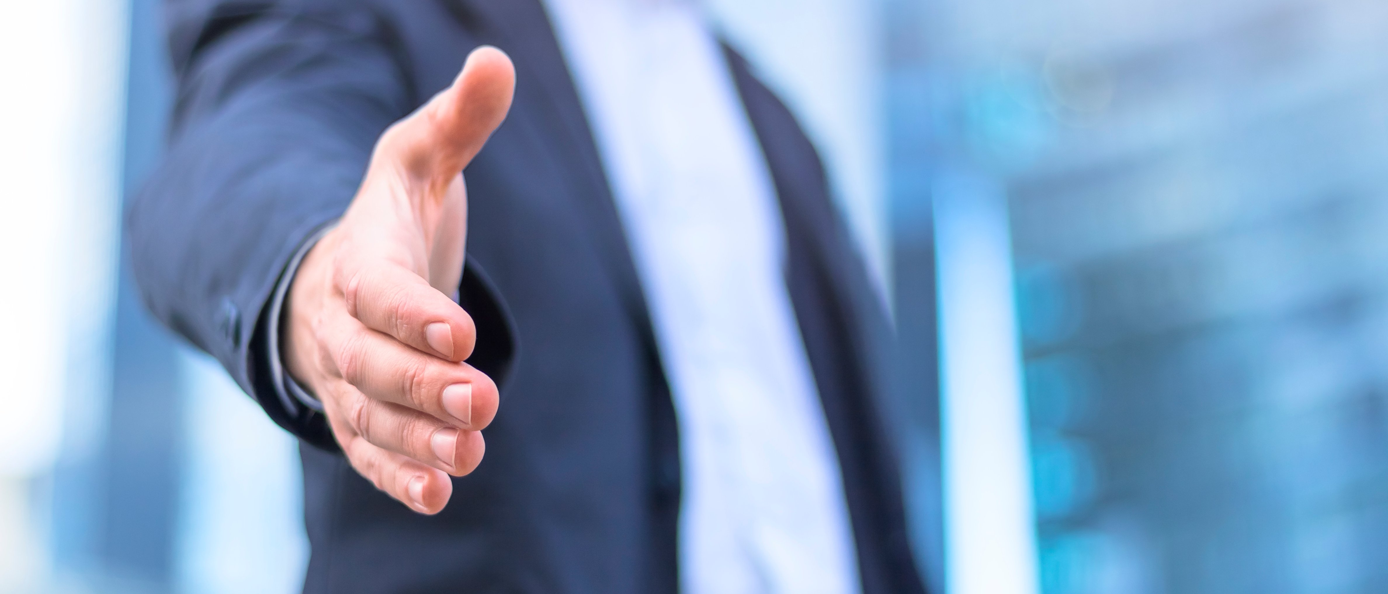 mann i dress rekker frem hånd foto istock