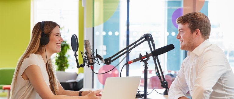 Young woman interviewing a guest in a studio for a podcast - foto monkeybusinessimages iStock