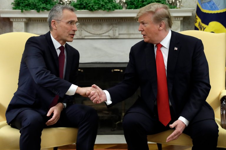 Jens Stoltenberg og Donald Trump som tar hverandre i hendene. Stoltenberg forklarte det abstrakte "alliansepartnere" med den enkle og konkrete "venner". Og dermed skaffet han seg bokstavelig talt nye venner etter sin tale til Kongressen.