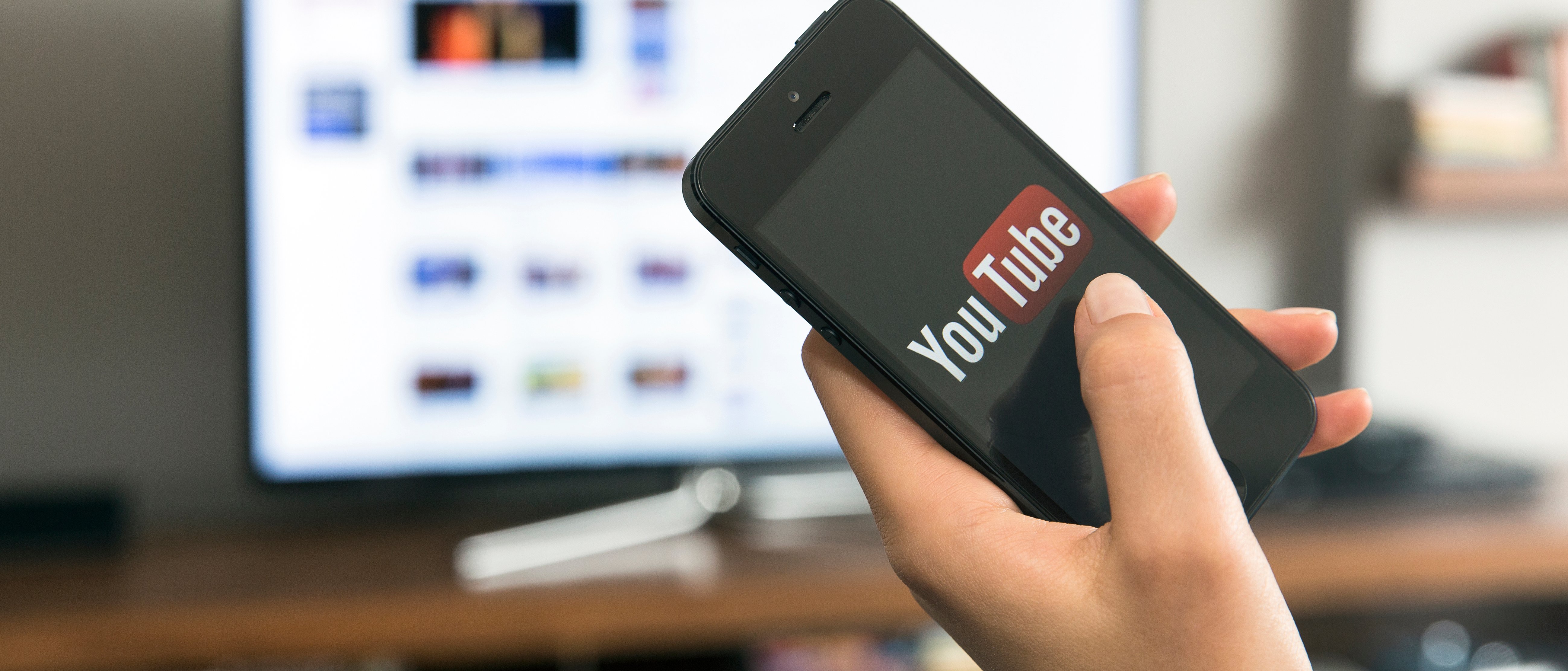 telefon med youtube og tv i bakgrunn foto istock