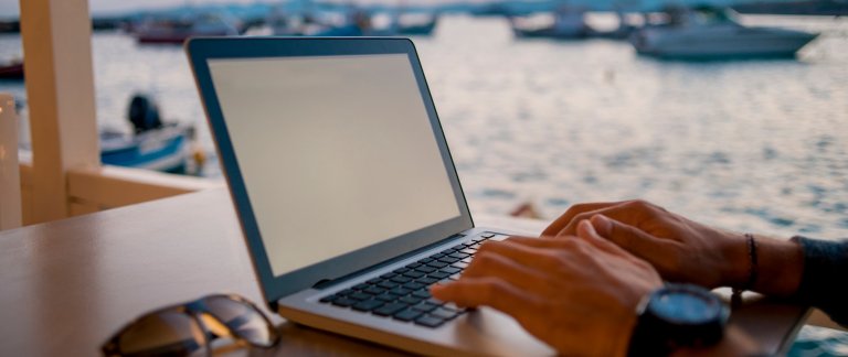 mann på data ved havet foto istock