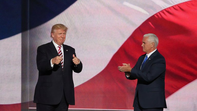 Donald Trump og en mann som applauderer