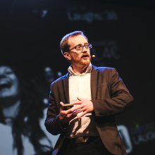 Morten Goodwin på scenen på kommunikasjonsdagen 2019