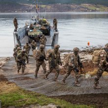 Nederlandske og Franske soldater går i land i Kyrksæterøra under Trident Juncture 2018.