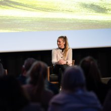 Programleder Eirik Bergesen og gjest Louise Fuchs, Bærekraftsdirektør i Oda under livepodkast fra Kommunikasjonsdagen.
