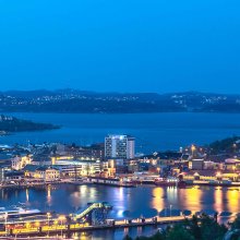 Bilde av Kristiansand i blått kveldslys.