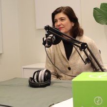 Portrett av Kjersti Løken Stavrum i podkaststudioet. 