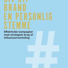 Coverbilde av boken "Giv ditt brand en personlig stemme. Effektfulle kampagner med strategisk brug av influencermarketing" av Louise Bonfils Høck. Utgitt av Gyldendal Business. Gul skrift på lyseblå bakgrunn, illustrasjon av en "hashtag".